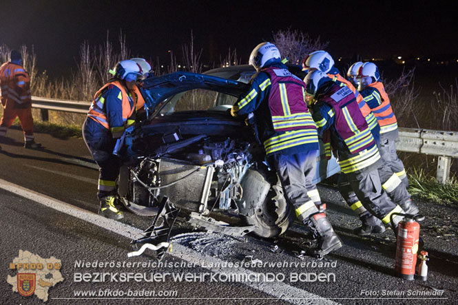 20221125 Gefährliche Situation nach Unfall mit Pferdeanhänger auf der A3 zwischen Pottendorf NÖ und Hornstein BGLD   Foto: Stefan Schneider BFKDO BADEN