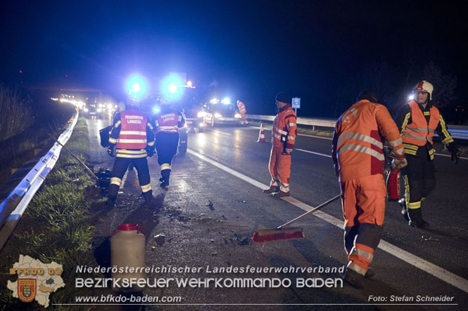 20221125 Gefährliche Situation nach Unfall mit Pferdeanhänger auf der A3 zwischen Pottendorf NÖ und Hornstein BGLD   Foto: Stefan Schneider BFKDO BADEN