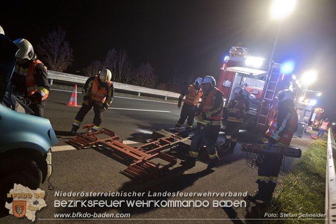 20221125 Gefährliche Situation nach Unfall mit Pferdeanhänger auf der A3 zwischen Pottendorf NÖ und Hornstein BGLD   Foto: Stefan Schneider BFKDO BADEN