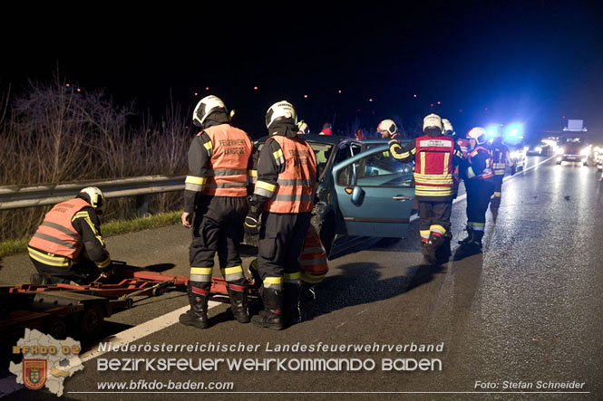 20221125 Gefährliche Situation nach Unfall mit Pferdeanhänger auf der A3 zwischen Pottendorf NÖ und Hornstein BGLD   Foto: Stefan Schneider BFKDO BADEN