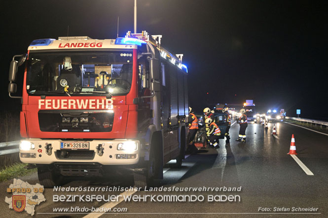 20221125 Gefährliche Situation nach Unfall mit Pferdeanhänger auf der A3 zwischen Pottendorf NÖ und Hornstein BGLD   Foto: Stefan Schneider BFKDO BADEN