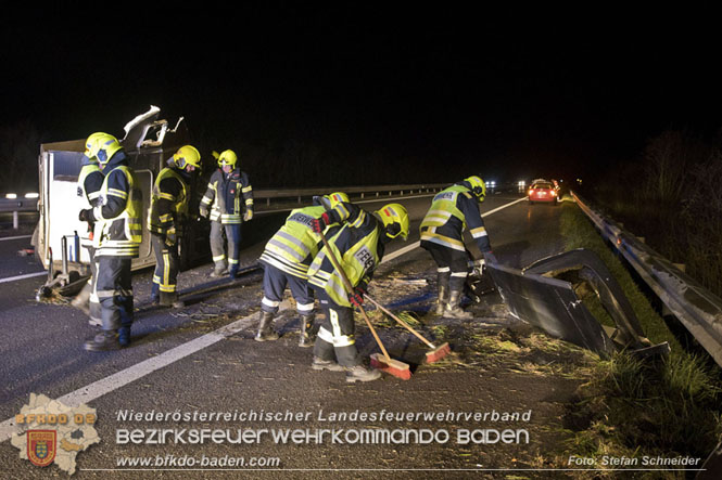 20221125 Gefährliche Situation nach Unfall mit Pferdeanhänger auf der A3 zwischen Pottendorf NÖ und Hornstein BGLD   Foto: Stefan Schneider BFKDO BADEN