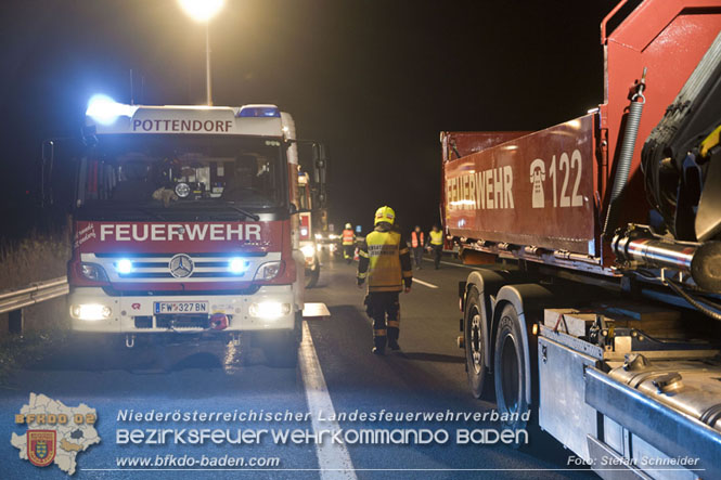 20221125 Gefährliche Situation nach Unfall mit Pferdeanhänger auf der A3 zwischen Pottendorf NÖ und Hornstein BGLD   Foto: Stefan Schneider BFKDO BADEN