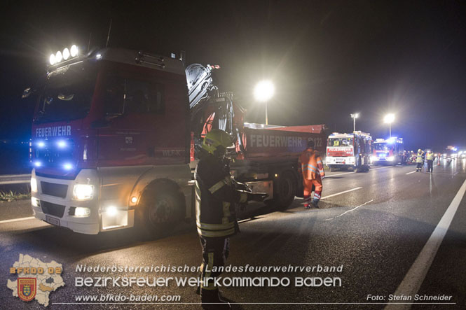 20221125 Gefährliche Situation nach Unfall mit Pferdeanhänger auf der A3 zwischen Pottendorf NÖ und Hornstein BGLD   Foto: Stefan Schneider BFKDO BADEN