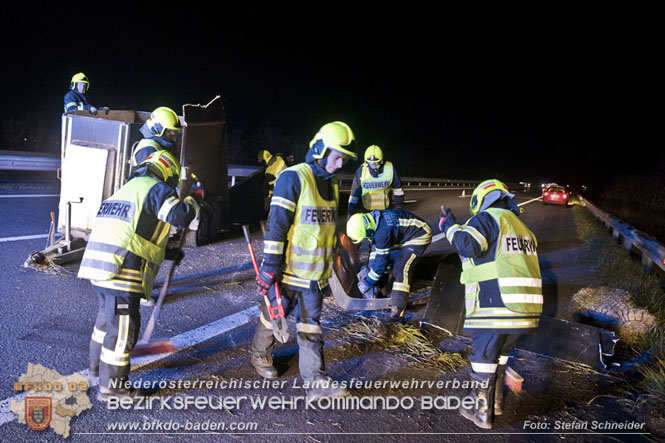 20221125 Gefährliche Situation nach Unfall mit Pferdeanhänger auf der A3 zwischen Pottendorf NÖ und Hornstein BGLD   Foto: Stefan Schneider BFKDO BADEN