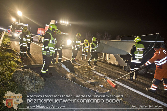 20221125 Gefährliche Situation nach Unfall mit Pferdeanhänger auf der A3 zwischen Pottendorf NÖ und Hornstein BGLD   Foto: Stefan Schneider BFKDO BADEN