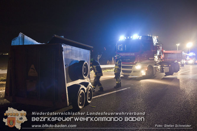 20221125 Gefährliche Situation nach Unfall mit Pferdeanhänger auf der A3 zwischen Pottendorf NÖ und Hornstein BGLD   Foto: Stefan Schneider BFKDO BADEN