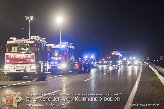 20221125 Gefährliche Situation nach Unfall mit Pferdeanhänger auf der A3 zwischen Pottendorf NÖ und Hornstein BGLD   Foto: Stefan Schneider BFKDO BADEN