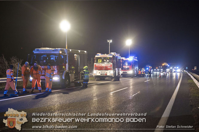 20221125 Gefährliche Situation nach Unfall mit Pferdeanhänger auf der A3 zwischen Pottendorf NÖ und Hornstein BGLD   Foto: Stefan Schneider BFKDO BADEN