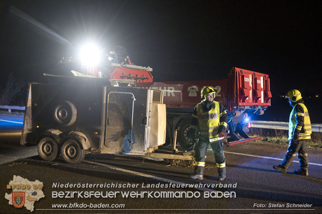 20221125 Gefährliche Situation nach Unfall mit Pferdeanhänger auf der A3 zwischen Pottendorf NÖ und Hornstein BGLD   Foto: Stefan Schneider BFKDO BADEN