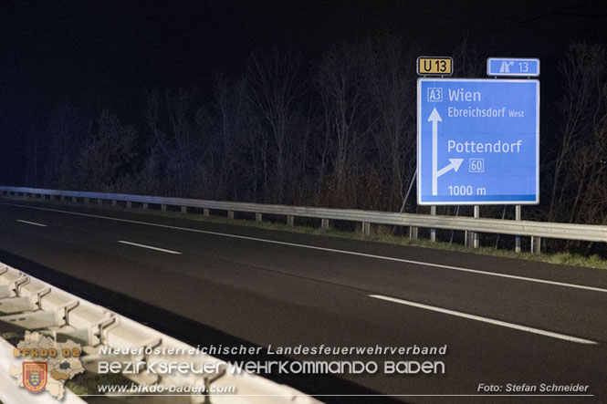 20221125 Gefährliche Situation nach Unfall mit Pferdeanhänger auf der A3 zwischen Pottendorf NÖ und Hornstein BGLD   Foto: Stefan Schneider BFKDO BADEN
