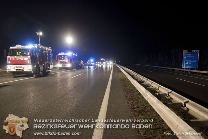 20221125 Gefährliche Situation nach Unfall mit Pferdeanhänger auf der A3 zwischen Pottendorf NÖ und Hornstein BGLD   Foto: Stefan Schneider BFKDO BADEN