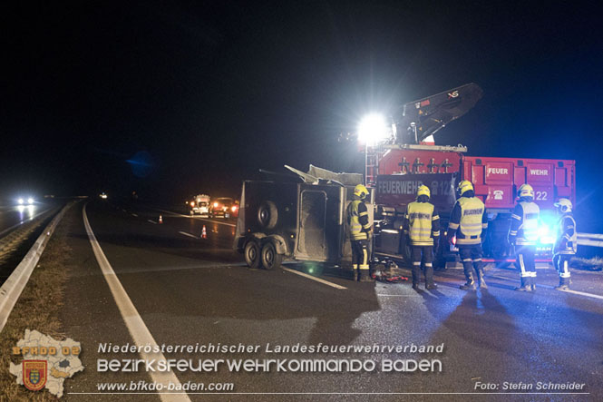 20221125 Gefährliche Situation nach Unfall mit Pferdeanhänger auf der A3 zwischen Pottendorf NÖ und Hornstein BGLD   Foto: Stefan Schneider BFKDO BADEN