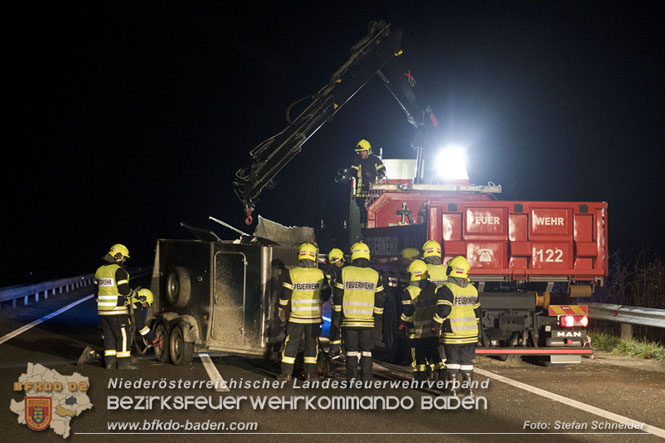 20221125 Gefährliche Situation nach Unfall mit Pferdeanhänger auf der A3 zwischen Pottendorf NÖ und Hornstein BGLD   Foto: Stefan Schneider BFKDO BADEN