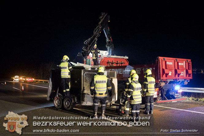 20221125 Gefährliche Situation nach Unfall mit Pferdeanhänger auf der A3 zwischen Pottendorf NÖ und Hornstein BGLD   Foto: Stefan Schneider BFKDO BADEN
