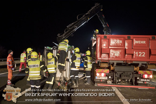 20221125 Gefährliche Situation nach Unfall mit Pferdeanhänger auf der A3 zwischen Pottendorf NÖ und Hornstein BGLD   Foto: Stefan Schneider BFKDO BADEN