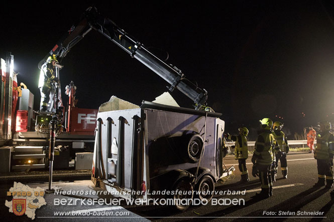 20221125 Gefährliche Situation nach Unfall mit Pferdeanhänger auf der A3 zwischen Pottendorf NÖ und Hornstein BGLD   Foto: Stefan Schneider BFKDO BADEN