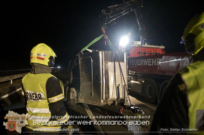 20221125 Gefährliche Situation nach Unfall mit Pferdeanhänger auf der A3 zwischen Pottendorf NÖ und Hornstein BGLD   Foto: Stefan Schneider BFKDO BADEN