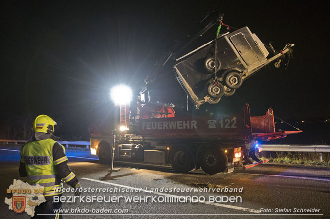 20221125 Gefährliche Situation nach Unfall mit Pferdeanhänger auf der A3 zwischen Pottendorf NÖ und Hornstein BGLD   Foto: Stefan Schneider BFKDO BADEN
