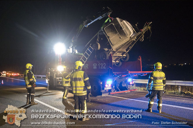 20221125 Gefährliche Situation nach Unfall mit Pferdeanhänger auf der A3 zwischen Pottendorf NÖ und Hornstein BGLD   Foto: Stefan Schneider BFKDO BADEN