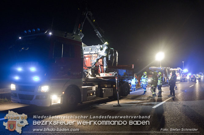 20221125 Gefährliche Situation nach Unfall mit Pferdeanhänger auf der A3 zwischen Pottendorf NÖ und Hornstein BGLD   Foto: Stefan Schneider BFKDO BADEN
