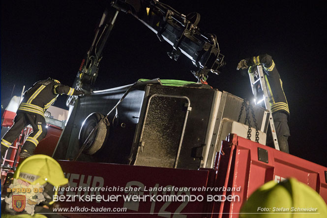 20221125 Gefährliche Situation nach Unfall mit Pferdeanhänger auf der A3 zwischen Pottendorf NÖ und Hornstein BGLD   Foto: Stefan Schneider BFKDO BADEN