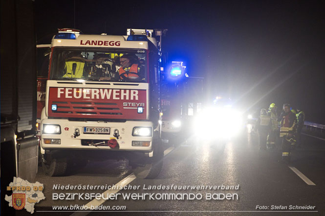 20221125 Gefährliche Situation nach Unfall mit Pferdeanhänger auf der A3 zwischen Pottendorf NÖ und Hornstein BGLD   Foto: Stefan Schneider BFKDO BADEN