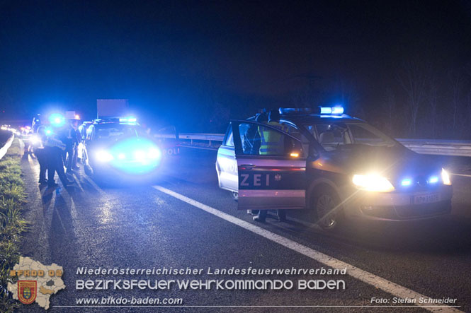 20221125 Gefährliche Situation nach Unfall mit Pferdeanhänger auf der A3 zwischen Pottendorf NÖ und Hornstein BGLD   Foto: Stefan Schneider BFKDO BADEN