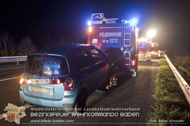 20221125 Gefährliche Situation nach Unfall mit Pferdeanhänger auf der A3 zwischen Pottendorf NÖ und Hornstein BGLD   Foto: Stefan Schneider BFKDO BADEN