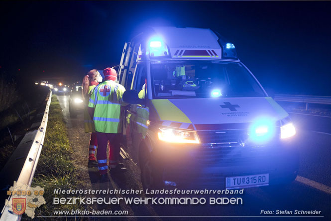 20221125 Gefährliche Situation nach Unfall mit Pferdeanhänger auf der A3 zwischen Pottendorf NÖ und Hornstein BGLD   Foto: Stefan Schneider BFKDO BADEN