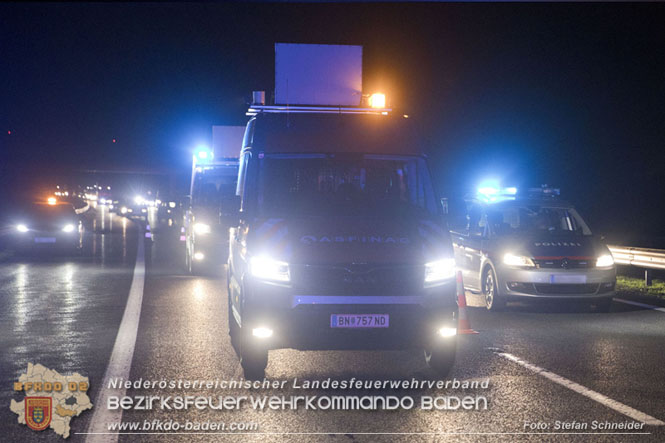 20221125 Gefährliche Situation nach Unfall mit Pferdeanhänger auf der A3 zwischen Pottendorf NÖ und Hornstein BGLD   Foto: Stefan Schneider BFKDO BADEN