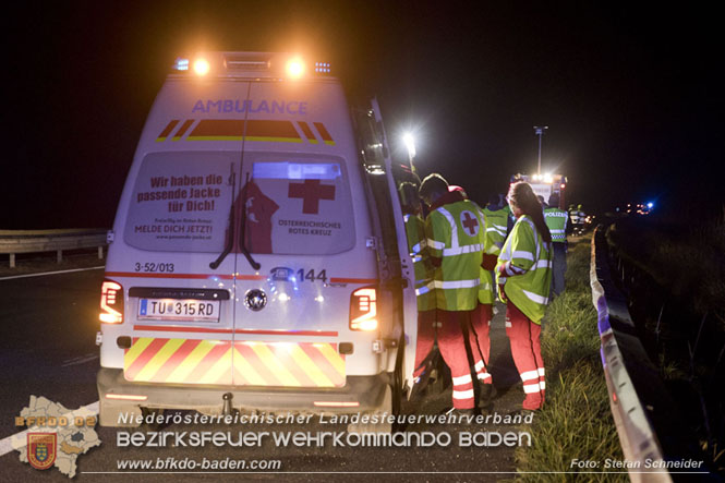 20221125 Gefährliche Situation nach Unfall mit Pferdeanhänger auf der A3 zwischen Pottendorf NÖ und Hornstein BGLD   Foto: Stefan Schneider BFKDO BADEN