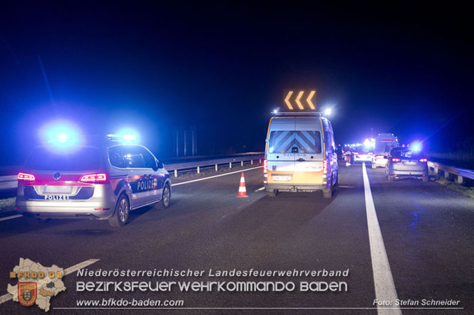 20221125 Gefährliche Situation nach Unfall mit Pferdeanhänger auf der A3 zwischen Pottendorf NÖ und Hornstein BGLD   Foto: Stefan Schneider BFKDO BADEN