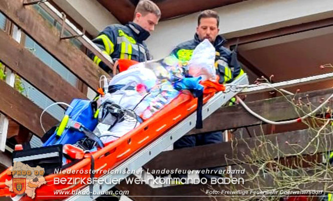 20221126 Menschenrettung über Schiebeleiter  Foto: Freiwillige Feuerwehr Oberwaltersdorf