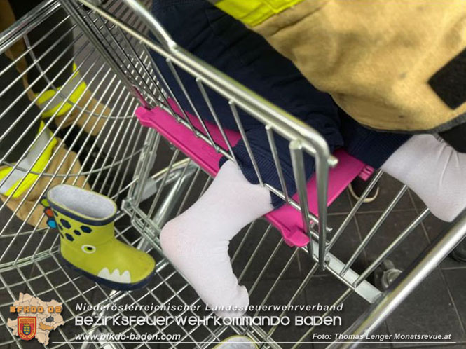 20221205 Feuerwehr befreit eingeklemmtes Kind aus Einkaufswagen  Foto: Thomas Lenger Monatsrevue.at