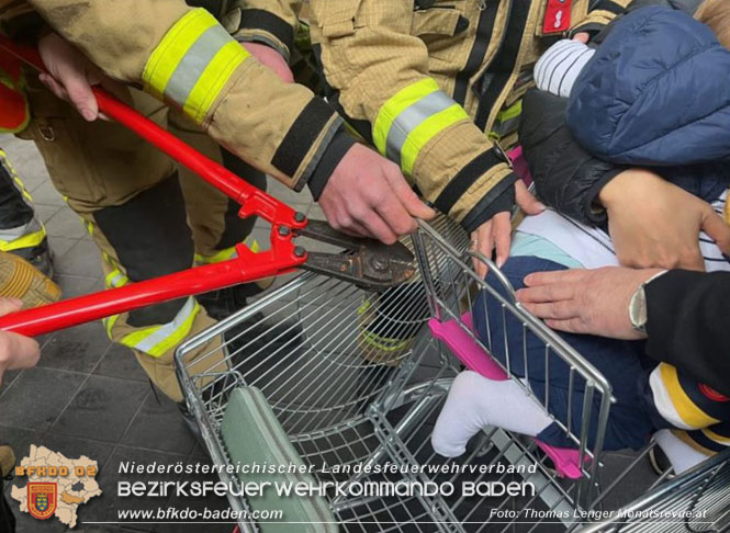 20221205 Feuerwehr befreit eingeklemmtes Kind aus Einkaufswagen  Foto: Thomas Lenger Monatsrevue.at