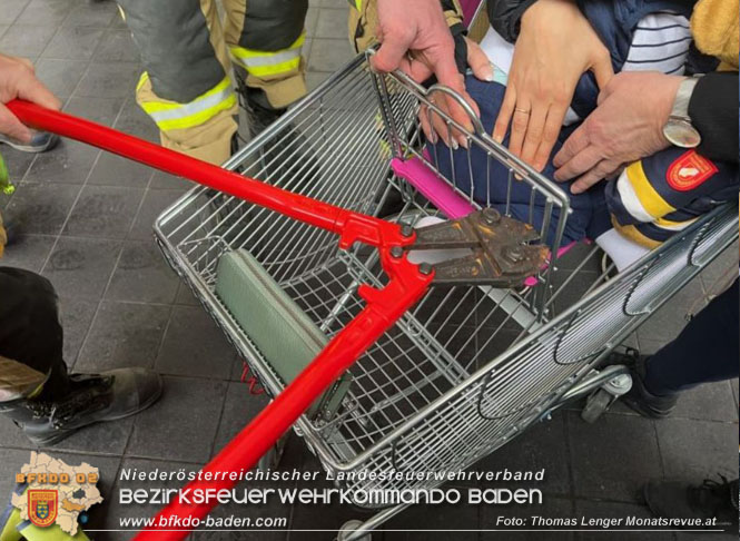 20221205 Feuerwehr befreit eingeklemmtes Kind aus Einkaufswagen  Foto: Thomas Lenger Monatsrevue.at
