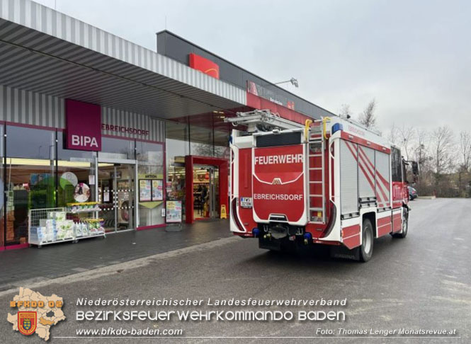 20221205 Feuerwehr befreit eingeklemmtes Kind aus Einkaufswagen  Foto: Thomas Lenger Monatsrevue.at