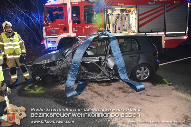20221209 Schwerer Unfall mit 4 Fahrzeugen auf der LB210 Ebreichsdorf - Oberwaltersdorf  Foto: Thomas Lenger Monatsrevue.at