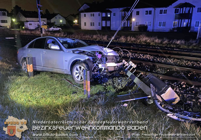 20221212 Pkw prallt gegen Signaleinrichtung der Badner-Bahn Foto: Frewillige Feuerwehr Möllersdorf 20221212 Pkw prallt gegen Signaleinrichtung der Badner-Bahn Foto: Frewillige Feuerwehr Möllersdorf