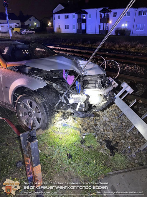 20221212 Pkw prallt gegen Signaleinrichtung der Badner-Bahn Foto: Frewillige Feuerwehr Möllersdorf 20221212 Pkw prallt gegen Signaleinrichtung der Badner-Bahn Foto: Frewillige Feuerwehr Möllersdorf