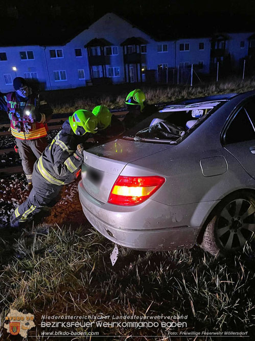20221212 Pkw prallt gegen Signaleinrichtung der Badner-Bahn Foto: Frewillige Feuerwehr Möllersdorf 20221212 Pkw prallt gegen Signaleinrichtung der Badner-Bahn Foto: Frewillige Feuerwehr Möllersdorf