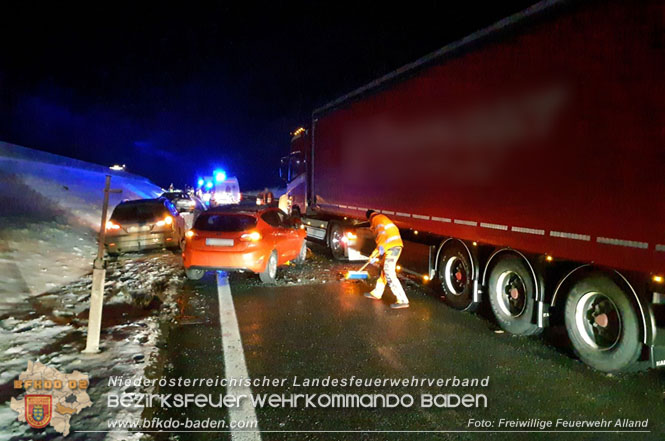 20221219 Verkehrsunfall mit mehreren beteiligten Fahrzeugen auf der A21 Foto: Freiwillige Feuerwehr Alland 20221219 Verkehrsunfall mit mehreren beteiligten Fahrzeugen auf der A21 Foto: Freiwillige Feuerwehr Alland