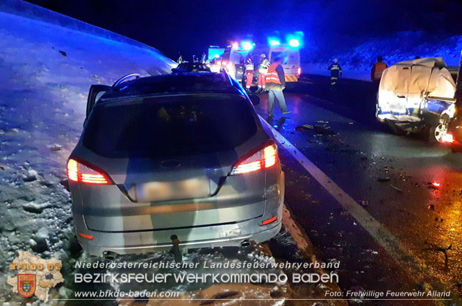 20221219 Verkehrsunfall mit mehreren beteiligten Fahrzeugen auf der A21 Foto: Freiwillige Feuerwehr Alland 20221219 Verkehrsunfall mit mehreren beteiligten Fahrzeugen auf der A21 Foto: Freiwillige Feuerwehr Alland