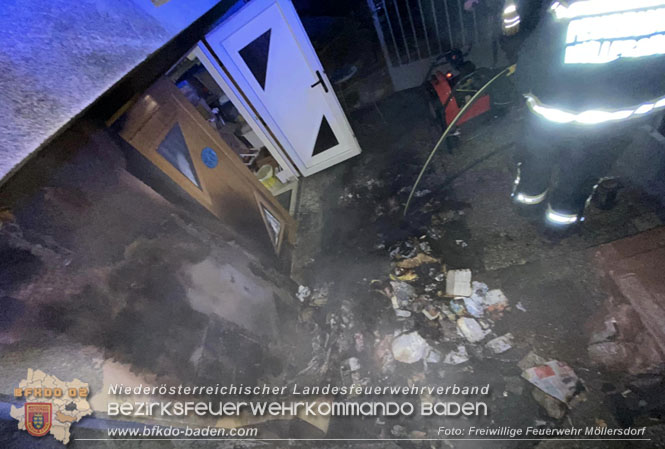 20221222 Müllbehälterbrand griff auf Hausfassade über  Foto: Freiwillige Feuerwehr Möllersdorf