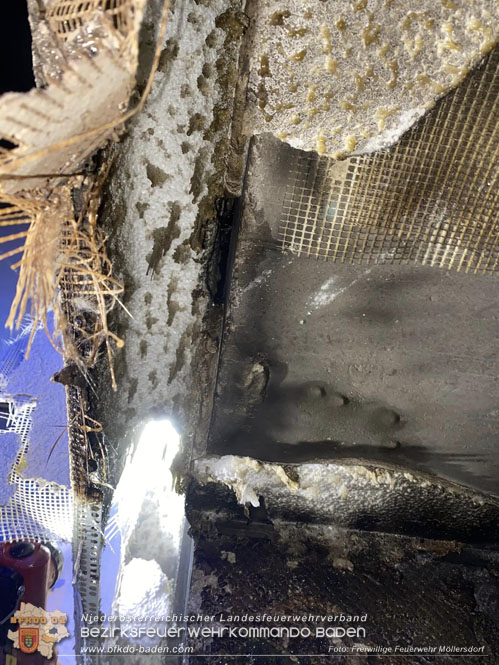 20221222 Müllbehälterbrand griff auf Hausfassade über  Foto: Freiwillige Feuerwehr Möllersdorf