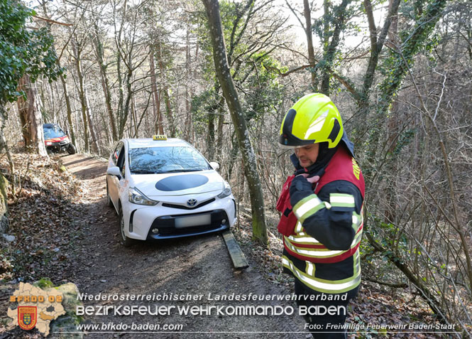 20221224 Déjà-vu im Badener Kurpark - neuerlich Pkw auf Waldweg! Foto: Freiwillige Feuerwehr Baden-Stadt / Stefan Schneider 20221224 Déjà-vu im Badener Kurpark - neuerlich Pkw auf Waldweg! Foto: Freiwillige Feuerwehr Baden-Stadt / Stefan Schneider