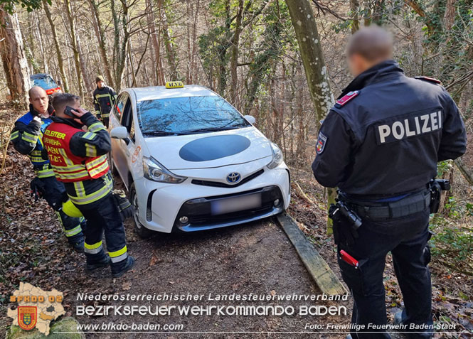 20221224 Déjà-vu im Badener Kurpark - neuerlich Pkw auf Waldweg! Foto: Freiwillige Feuerwehr Baden-Stadt / Stefan Schneider 20221224 Déjà-vu im Badener Kurpark - neuerlich Pkw auf Waldweg! Foto: Freiwillige Feuerwehr Baden-Stadt / Stefan Schneider