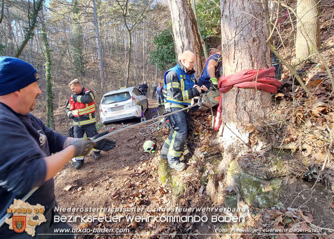 20221224 Déjà-vu im Badener Kurpark - neuerlich Pkw auf Waldweg! Foto: Freiwillige Feuerwehr Baden-Stadt / Stefan Schneider 20221224 Déjà-vu im Badener Kurpark - neuerlich Pkw auf Waldweg! Foto: Freiwillige Feuerwehr Baden-Stadt / Stefan Schneider