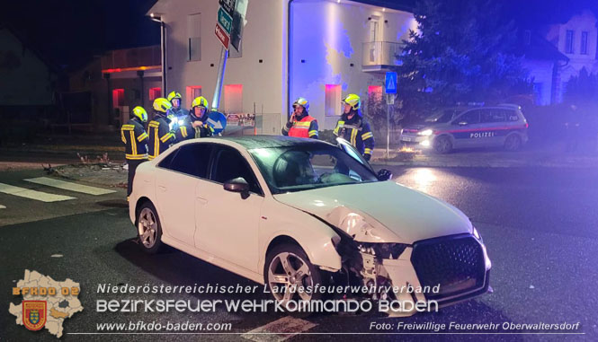 20230101 Pkw-Lenker verunfallt im Ortsgebiet Oberwaltersdorf  Foto: Freiwillige Feuerwehr Oberwaltersdorf